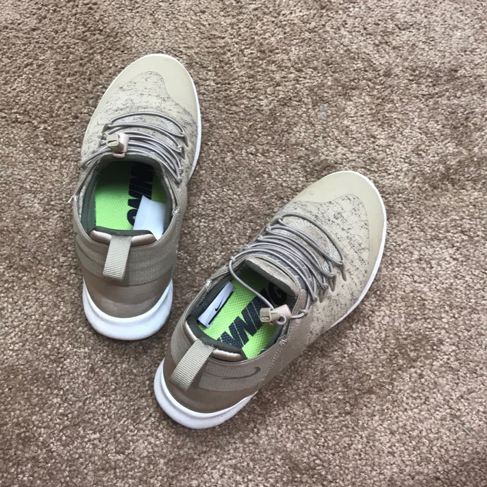 Nike - Picture 3 of 3